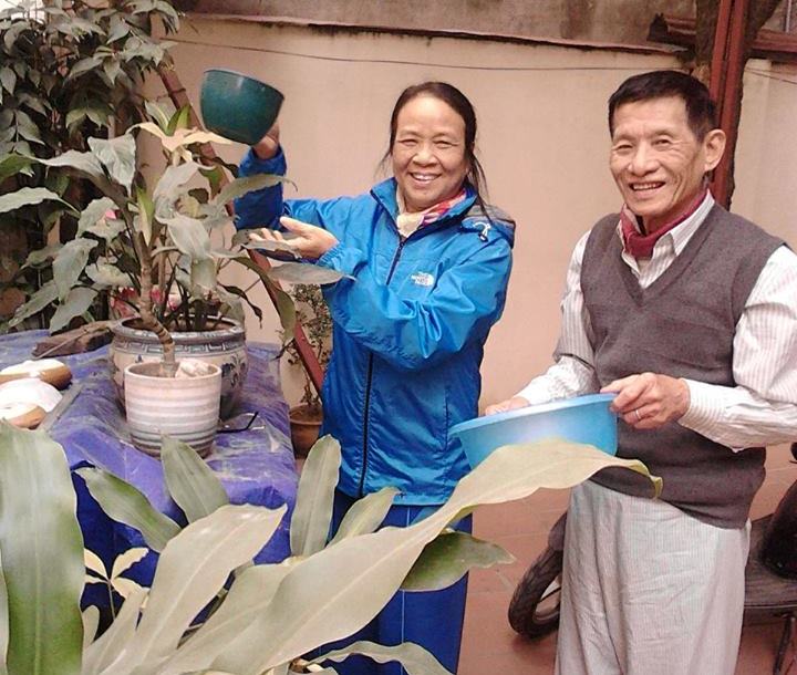 Vợ chồng cụ Đ&agrave;o Nguy&ecirc;n chăm s&oacute;c c&acirc;y hoa vườn nh&agrave;