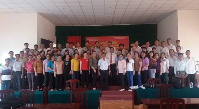 &Ocirc;ng Đỗ Văn Định (thứ 8, h&agrave;ng thứ 2 từ phải qua tr&aacute;i) c&ugrave;ng c&aacute;c học vi&ecirc;n .
