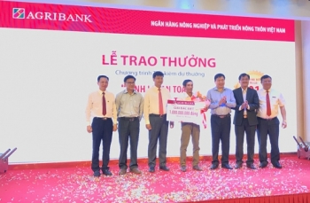 Agribank trao sổ Tiết kiệm trị giá 1 tỷ đồng cho khách hàng trúng giải "“Sinh lợi an toàn – Hàng ngàn giải thưởng”