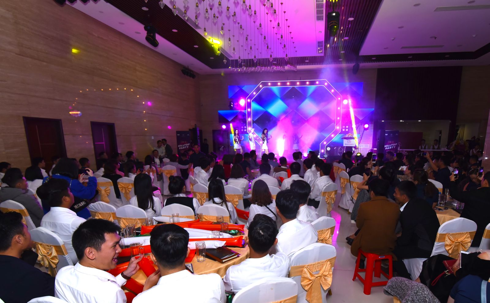 Kh&ocirc;ng kh&iacute; s&ocirc;i động tại lễ kick-off &ldquo;Hilltop Party&rdquo;