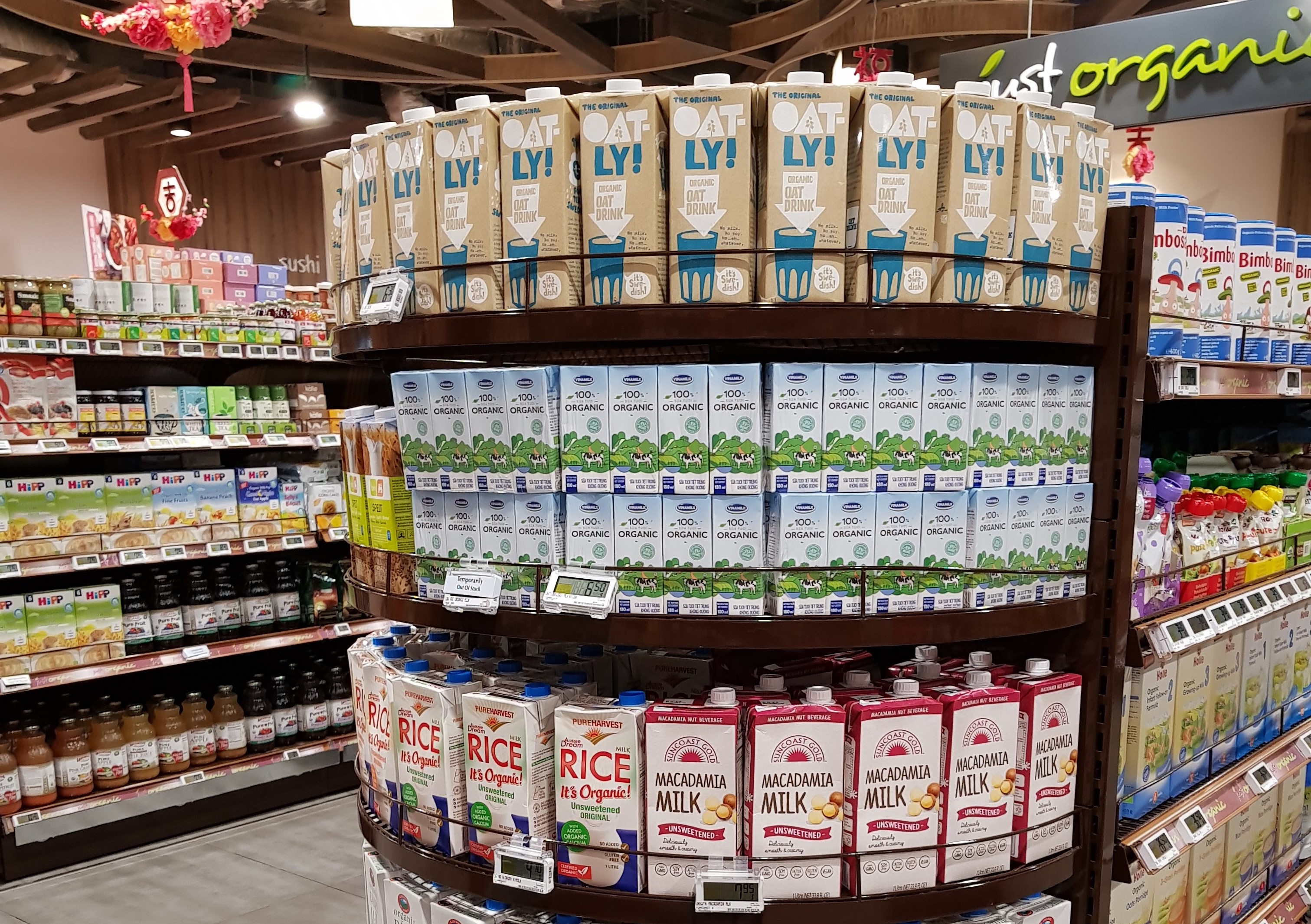 Sữa tươi Organic của Vinamilk đang b&aacute;n tại khu vực d&agrave;nh cho thực phẩm organic của si&ecirc;u thị FairPrice của Singapore