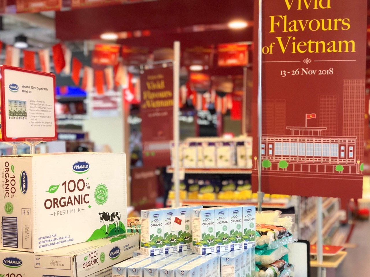 Sản phẩm sữa tươi Organic của Vinamilk tại chương tr&igrave;nh giới thiệu c&aacute;c sản phẩm Việt Nam đến người ti&ecirc;u d&ugrave;ng Singapore v&agrave;o năm 2018
