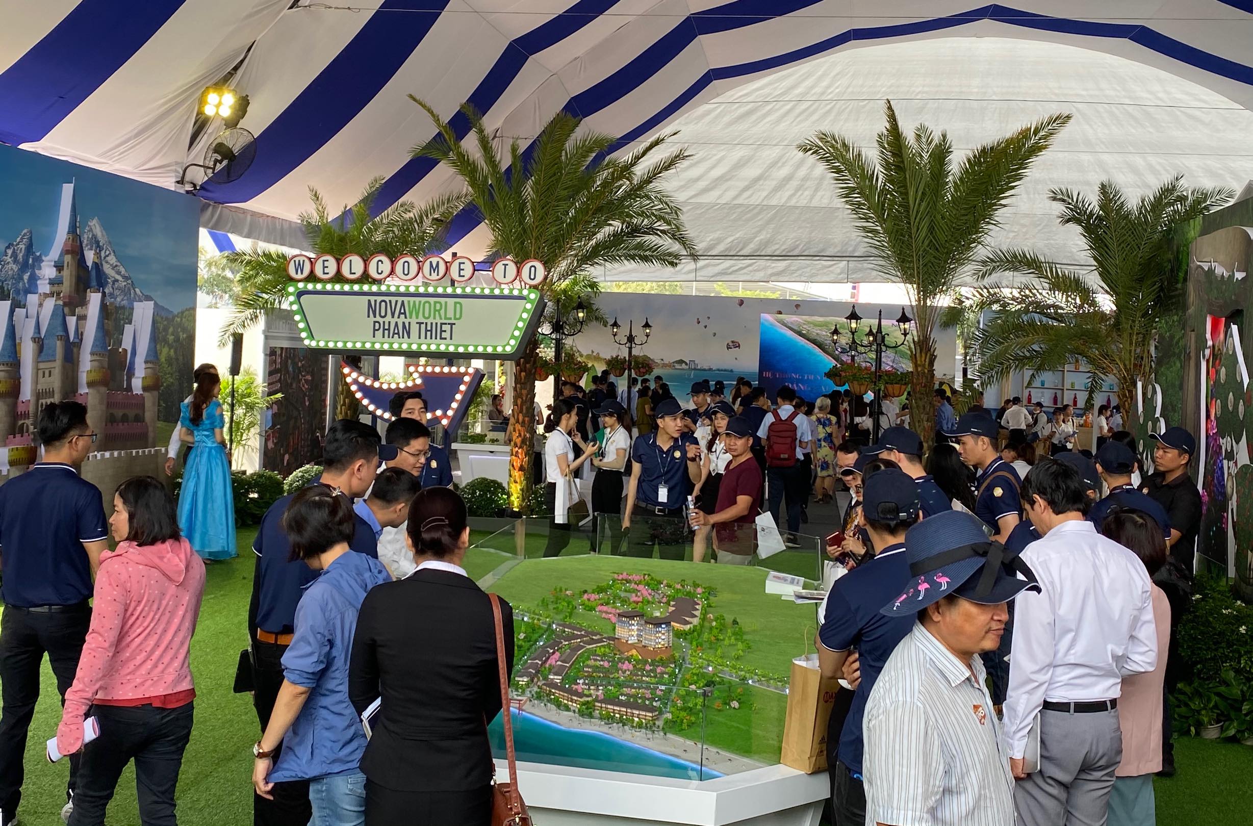 Đ&ocirc;ng đảo kh&aacute;ch h&agrave;ng quan t&acirc;m đến c&aacute;c dự &aacute;n BĐS được giới thiệu tại Novaland Expo th&aacute;ng 12/2019