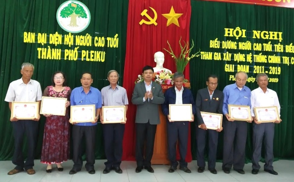 B&agrave; Trang được UBND TP Pleiku khen thưởng