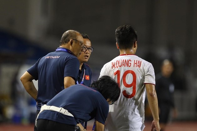 Quang Hải gặp chấn thương khiến thầy Park lo lắng. Ảnh: H.P