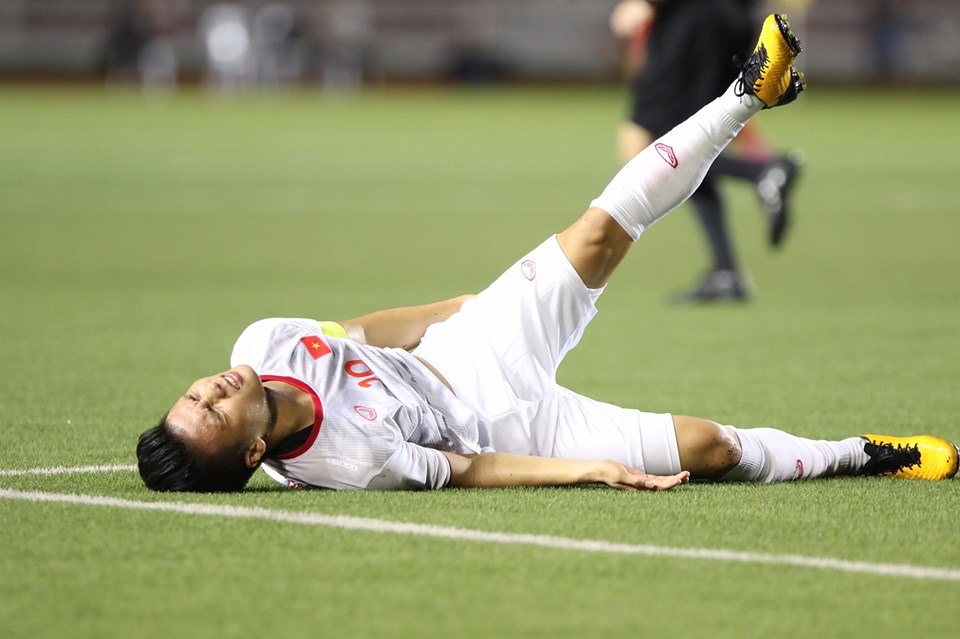 Quang Hải d&iacute;nh chấn thương trong trận đấu gặp U22 Singapore. Ảnh: H.P