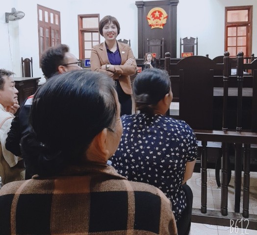 B&aacute;c s&iacute; Trần Thị Thủy (người đứng) lu&ocirc;n tin tưởng c&ocirc;ng l&iacute; được thực thi