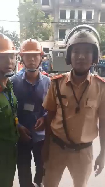 Anh Dương Ho&agrave;ng Thanh l&agrave; CSGT, sao lại tham gia v&agrave;o việc ngăn chặn quay Video, chụp ảnh? (ảnh cắt từ Clip)