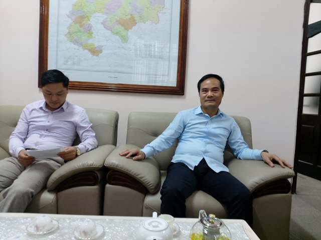 &Ocirc;ng Ho&agrave;ng Việt Phương, B&iacute; thư Huyện ủy Y&ecirc;n Sơn (b&ecirc;n phải)