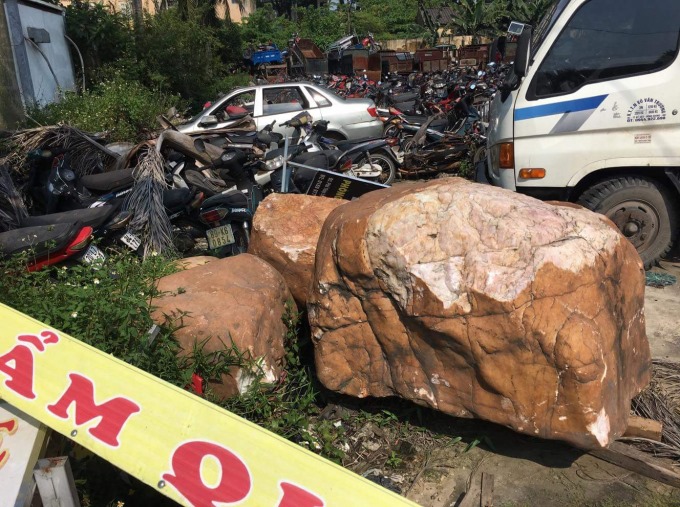 Vật chứng của vụ &aacute;n l&agrave; những tảng đ&aacute; để ngo&agrave;i đường