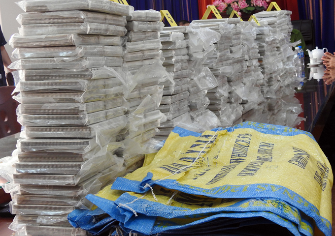 446 b&aacute;nh heroin bị thu giữ. Ảnh Sơn H&agrave;