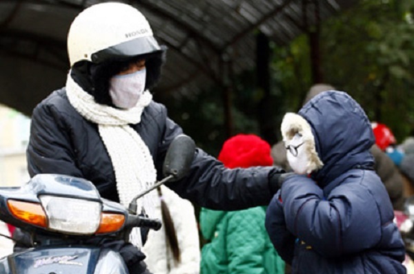Giữ ấm cho người gi&agrave; v&agrave; trẻ em khi trời chuyển lạnh. Ảnh IT