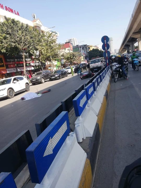 Xe máy kẹp 3 xảy ra tai nạn với xe tải, 2 người tử vong tại chỗ