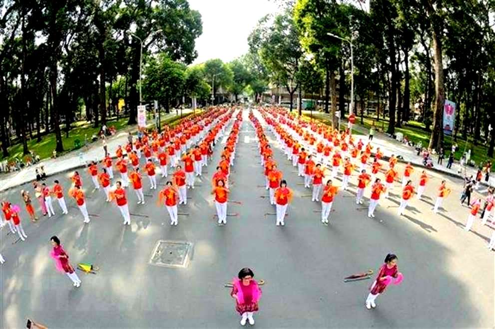 NCT TP Hồ Ch&iacute; Minh đồng diễn thể dục dưỡng sinh. Ảnh IT