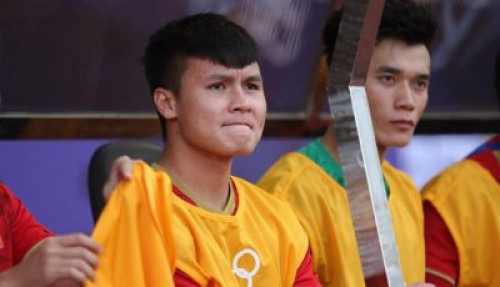 Clip Quang Hải xúc động khi đồng đội tri ân trước trận gặp Thái Lan