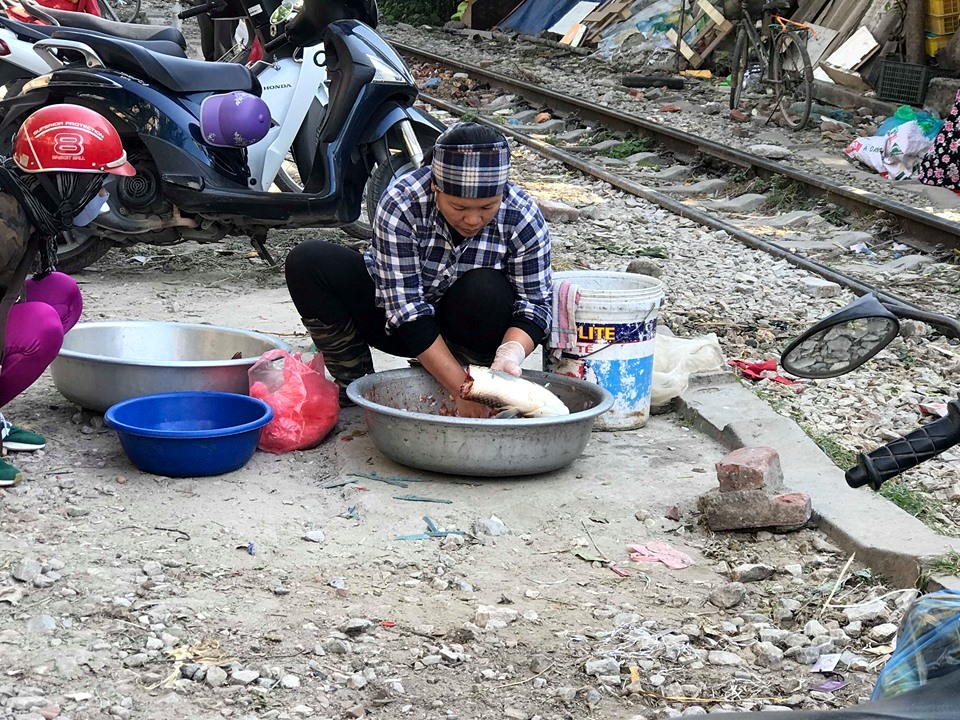 Tiếng c&ograve;i t&agrave;u r&uacute; l&ecirc;n nhưng mọi người vẫn thản nhi&ecirc;n b&aacute;n h&agrave;ng.