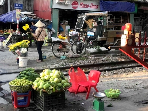 “Chợ cóc” họp tự phát bên đường tàu bất chấp nguy hiểm