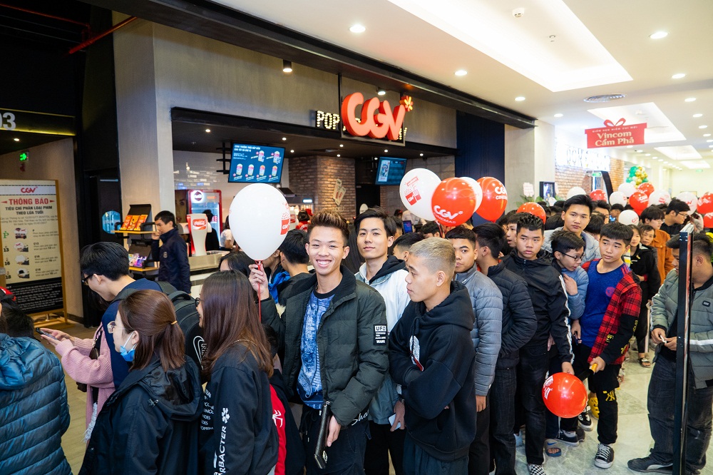 Rất đ&ocirc;ng kh&aacute;ch h&agrave;ng chờ đợi được trải nghiệm rạp chiếu film đẳng cấp tại Vincom Plaza Cẩm Phả