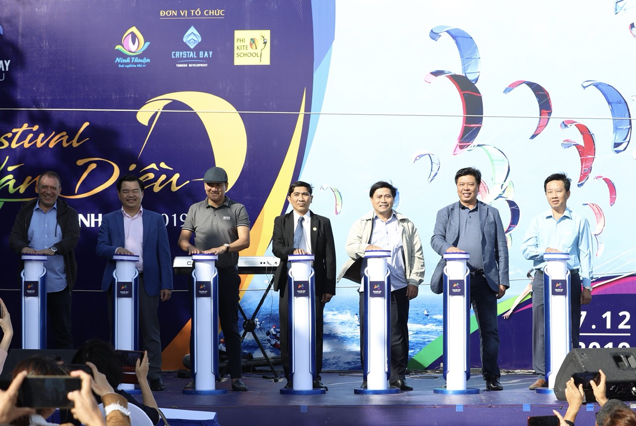 Khoảnh khắc nhấn n&uacute;t khai mạc Festival v&aacute;n diều Ninh Chữ 2019