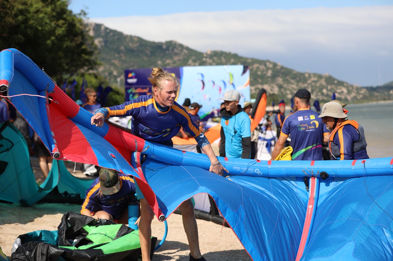 Biển Ninh Chữ s&ocirc;i động v&agrave; tr&agrave;n ngập nụ cười trong ng&agrave;y Festival v&aacute;n diều