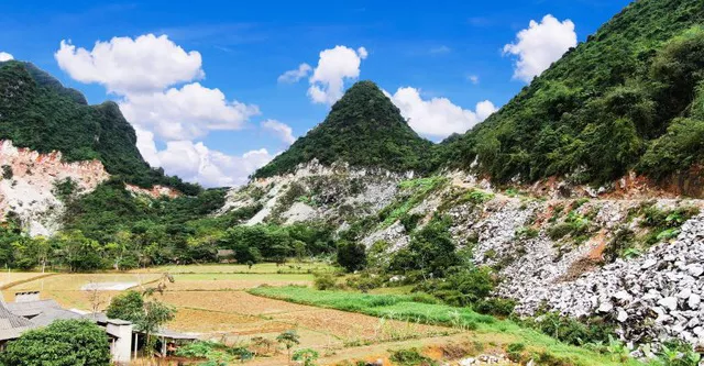 Mỏ khai th&aacute;c đ&aacute; Kim Sơn tại x&atilde; Vĩnh Lạc, huyện Lục Y&ecirc;n, tỉnh Y&ecirc;n B&aacute;i. Ảnh B&aacute;o giadinh.net.vn
