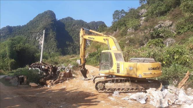 C&ocirc;ng ty CP Kim Sơn cho m&aacute;y m&oacute;c chặn đường v&agrave;o hiện trường. Ảnh B&aacute;o Tin tức