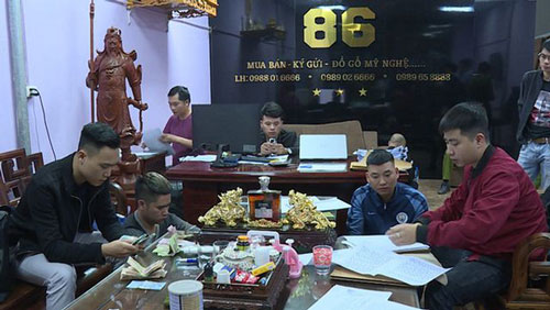 Lực lượng c&ocirc;ng an tiến h&agrave;nh bắt quả tang c&aacute;c đối tượng tại qu&aacute;n cầm đồ 86 của Nguyễn Như Trường. (Ảnh: D&acirc;n tr&iacute;)
