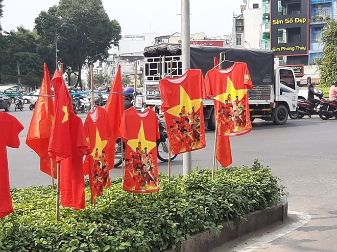 Đường phố rực đỏ đón chờ tin vui trận chung kết bóng đá