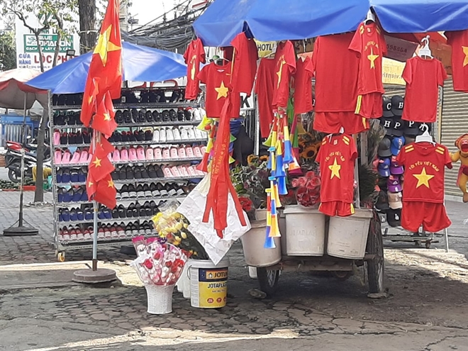 Đường phố rực đỏ đón chờ tin vui trận chung kết bóng đá