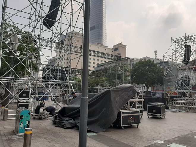 Đường phố rực đỏ đón chờ tin vui trận chung kết bóng đá