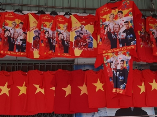 Đường phố rực đỏ đón chờ tin vui trận chung kết bóng đá