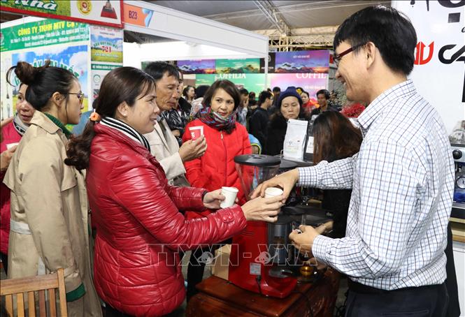 Kh&aacute;ch h&agrave;ng thưởng thức c&agrave; ph&ecirc; miễn ph&iacute; tại Ng&agrave;y hội C&agrave; ph&ecirc; Việt Nam. Ảnh: Ho&agrave;i Nam