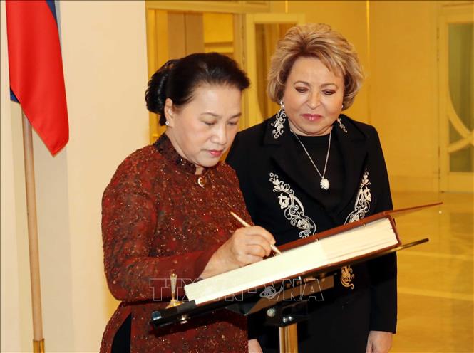 Chủ tịch Quốc hội Nguyễn Thị Kim Ng&acirc;n k&yacute; sổ lưu niệm tại Trụ sở Hội đồng Li&ecirc;n bang Nga. Ảnh: Trọng Đức/TTXVN