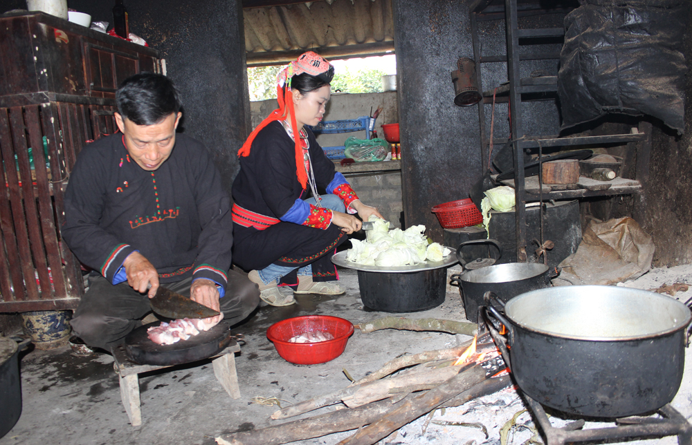 Con ch&aacute;u đang chuẩn bị lễ vật c&uacute;ng tổ ti&ecirc;n