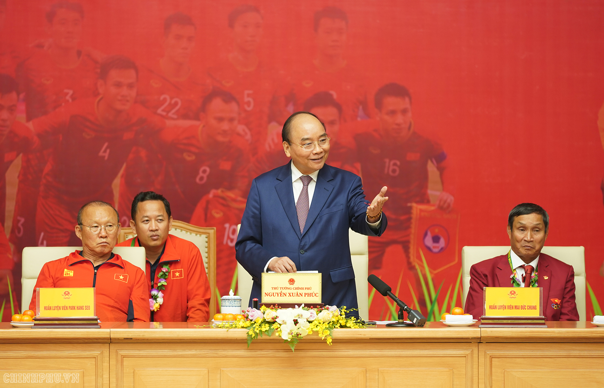 Thủ tướng Ch&iacute;nh phủ gặp gỡ th&acirc;n mật hai đội b&oacute;ng nam v&agrave; nữ v&ocirc; địch Seagames 30