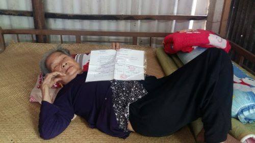 Cụ Trần Thị Li&ecirc;m, 84 tuổi, sống neo đơn v&agrave; c&oacute; ho&agrave;n cảnh kh&oacute; khăn.