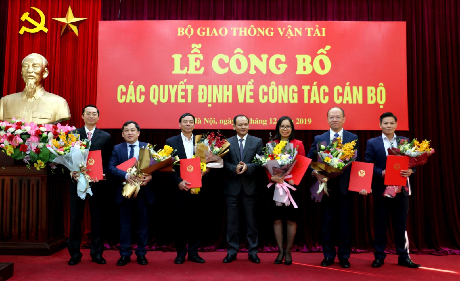 L&atilde;nh đạo Bộ Giao th&ocirc;ng vận tải trao quyết định v&agrave; ch&uacute;c mừng c&aacute;c c&aacute;n bộ được điều động, bổ nhiệm.