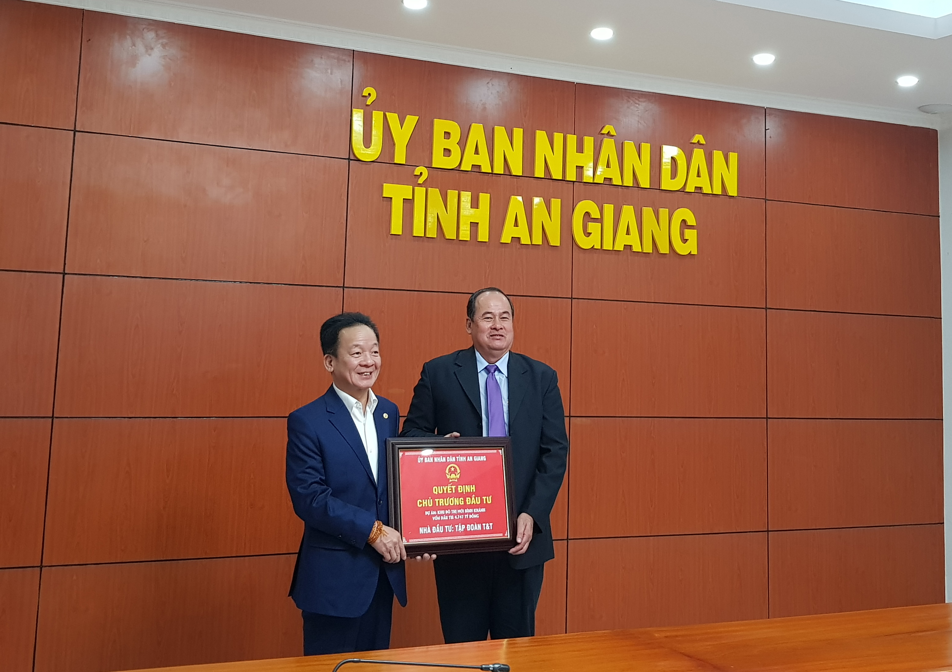 &Ocirc;ng Nguyễn Thanh B&igrave;nh, Chủ tịch UBDN tỉnh An Giang trao quyết định chủ trương đầu tư 2 dự &aacute;n khu đ&ocirc; thị mới cho &ocirc;ng Đỗ Quang Hiển, Chủ tịch HĐQT ki&ecirc;m Tổng Gi&aacute;m đốc Tập đo&agrave;n T&amp;T Group.
