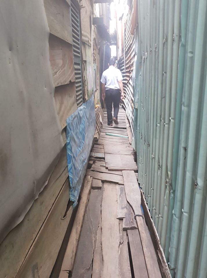 Đường đi v&agrave;o giữa c&aacute;c nh&agrave; chỉ vừa một người đi lại