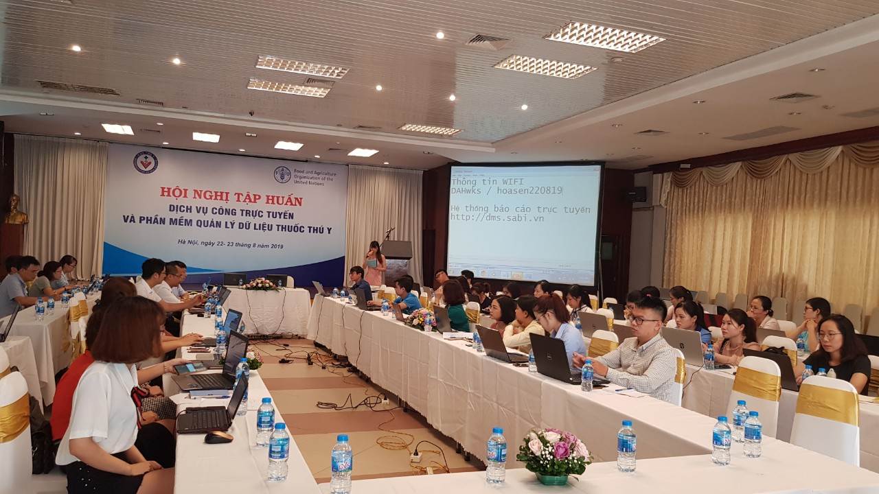 C&aacute;c đại biểu tại H&agrave; Nội thực h&agrave;nh khai b&aacute;o hồ sơ điện tử tr&ecirc;n phần mềm.