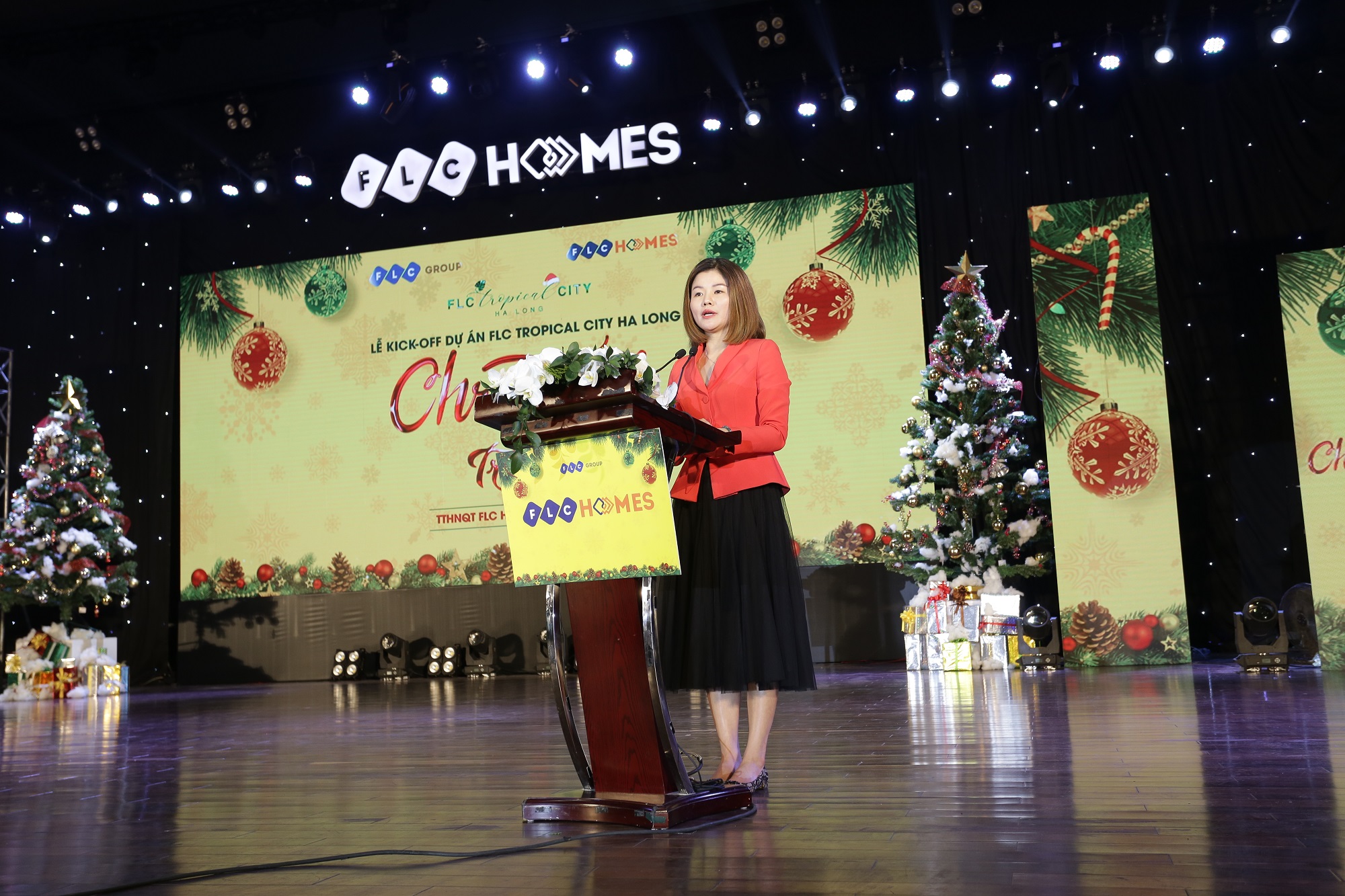 B&agrave; Ph&ugrave;ng Thị Hải V&acirc;n &ndash; Ph&oacute; Tổng Gi&aacute;m Đốc phụ tr&aacute;ch FLCHomes ph&aacute;t biểu tại buổi lễ