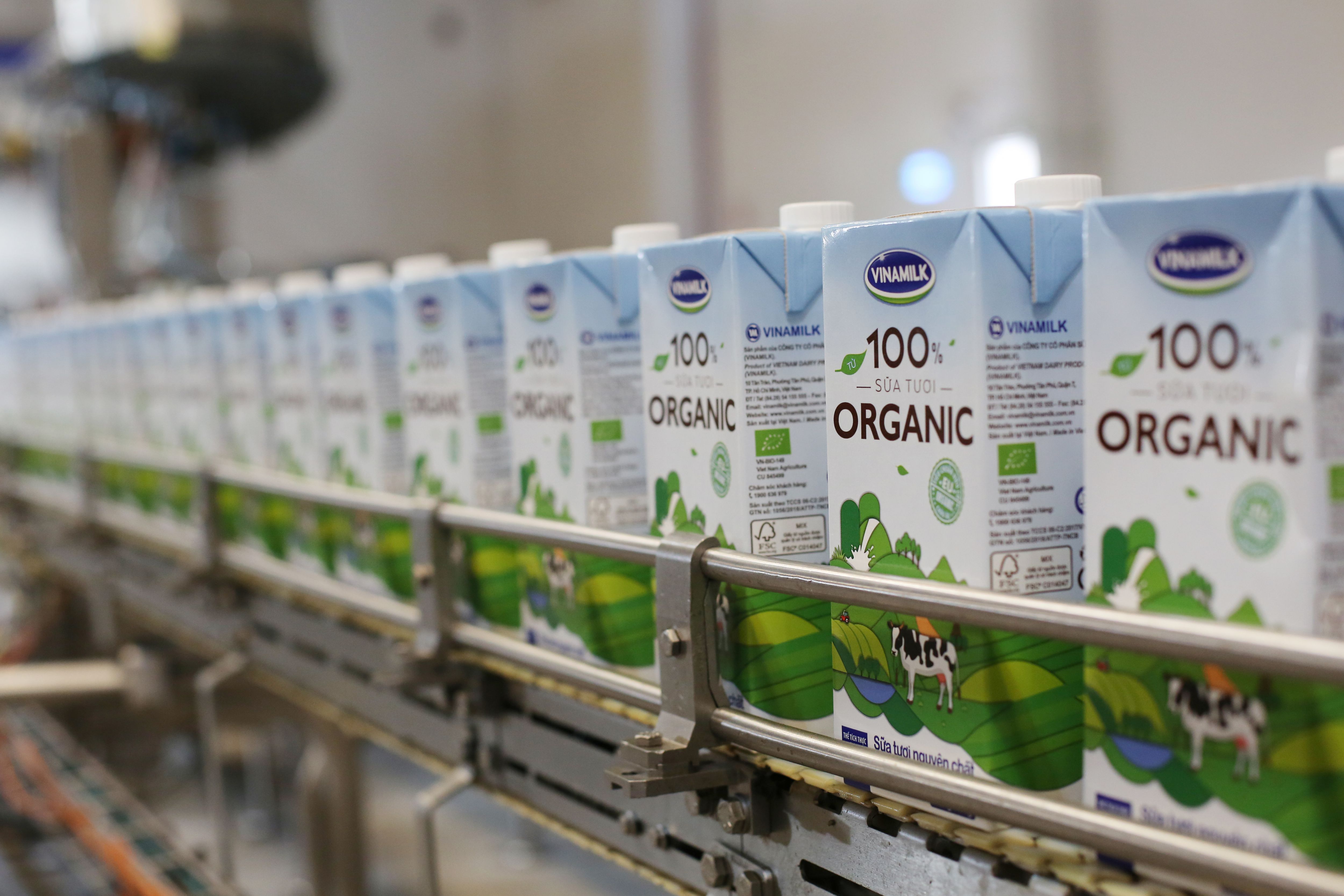 C&oacute; thể dễ d&agrave;ng nhận biết logo &ldquo;EU Organic&rdquo; tr&ecirc;n c&aacute;c hộp sữa organic của Vinamilk