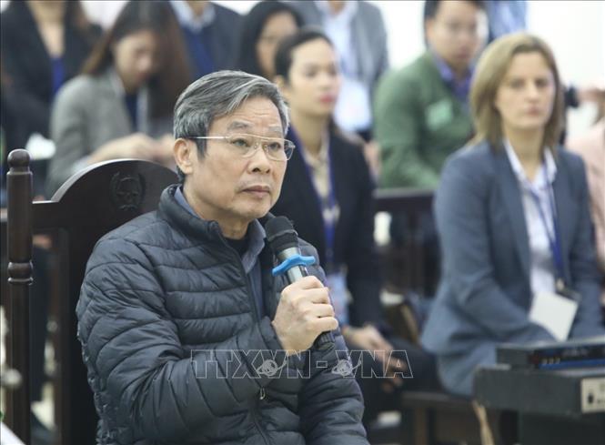 Bị c&aacute;o Nguyễn Bắc Son (sinh năm 1953, cựu Bộ trưởng Bộ Th&ocirc;ng tin v&agrave; Truyền th&ocirc;ng) trả lời c&acirc;u hỏi của Hội đồng x&eacute;t xử. Ảnh: Văn Điệp/TTXVN