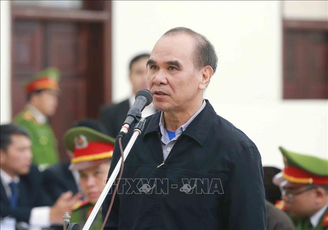 Bị c&aacute;o Cao Duy Hải (sinh năm 1961, nguy&ecirc;n Tổng Gi&aacute;m đốc MobiFone) khai b&aacute;o trước t&ograve;a. Ảnh: Do&atilde;n Tấn/TTXVN