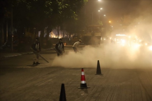 Sở Giao thông Hà Nội nói gì về việc công nhân sửa đường thổi bụi mù mịt?