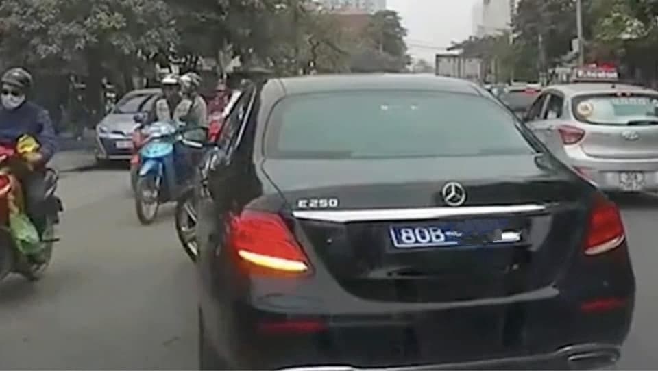 L&acirc;̣t thành bi&ecirc;̉n xanh.