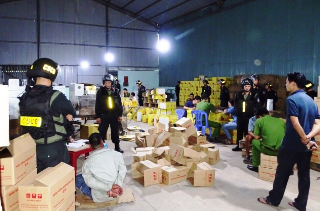 Đ&atilde; c&oacute; h&agrave;ng chục c&aacute;n bộ, chiến sĩ ph&ograve;ng PC03 phối hợp với Trung đo&agrave;n Cảnh s&aacute;t cơ động Đ&ocirc;ng Nam Bộ v&agrave; Cục Quản l&yacute; thị trường bắt quả tang.