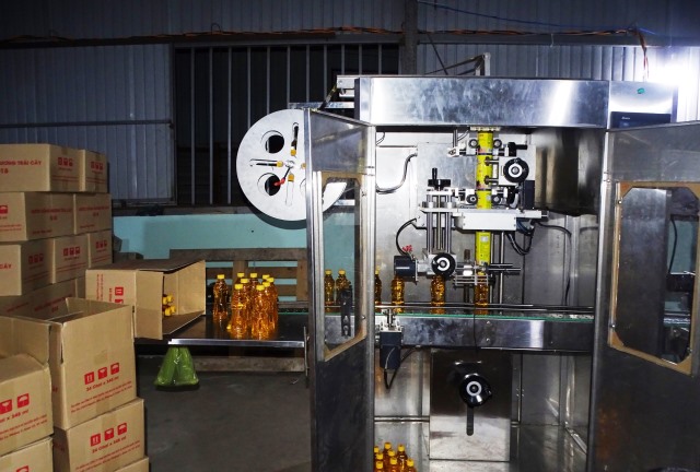 D&acirc;y chuyền sản xuất nước giải kh&aacute;t giả trong cơ sở.