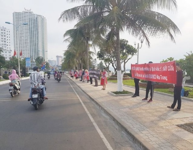 Kh&aacute;ch h&agrave;ng mua căn hộ kh&aacute;ch sạn Bavico Nha Trang kh&ocirc;ng chỉ căng băng r&ocirc;n tại c&aacute;c căn hộ condotel, m&agrave; c&ograve;n căng băng r&ocirc;n trước cửa UBND tỉnh để g&acirc;y &aacute;p lực