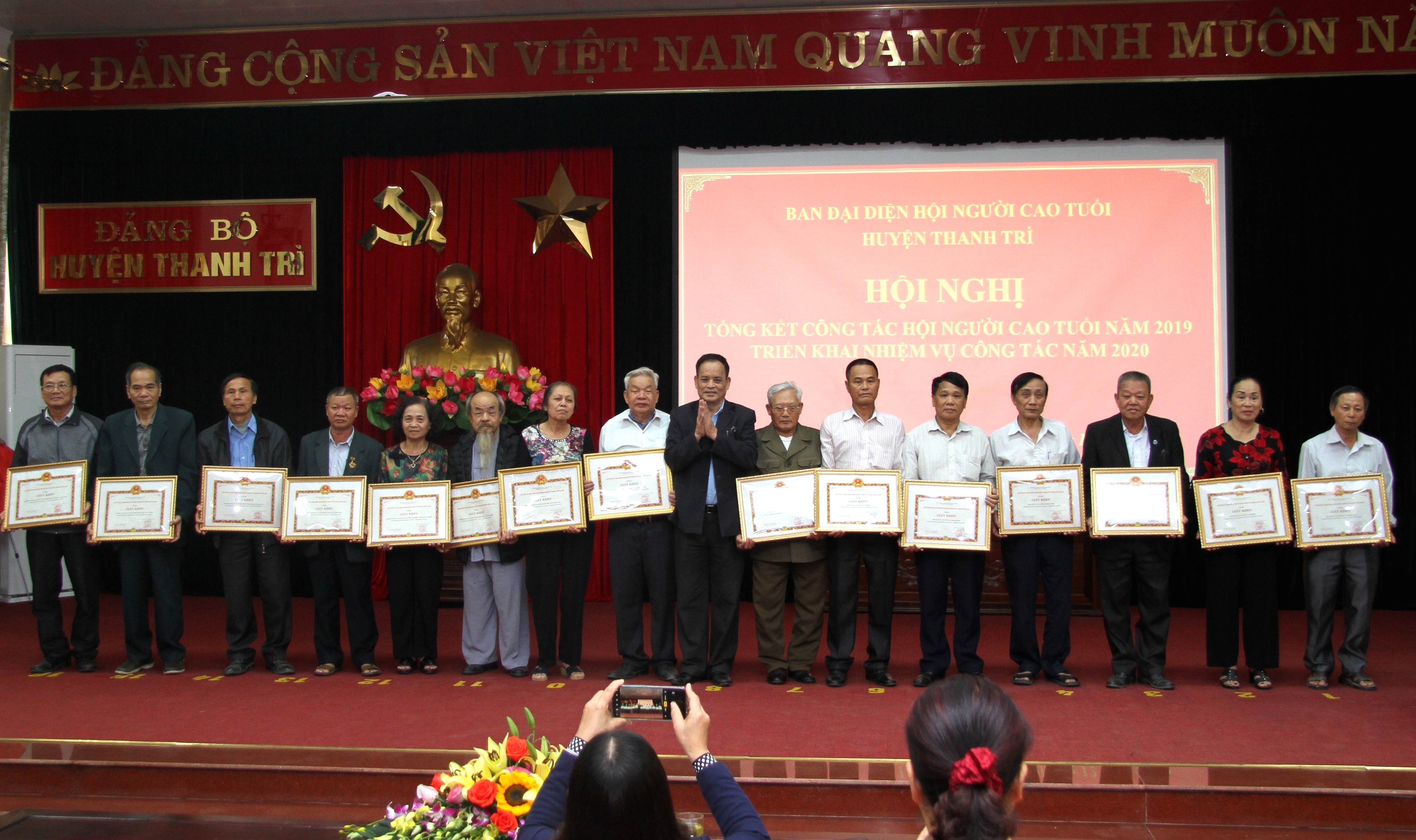 Khen thưởng c&aacute;c tập thể, c&aacute; nh&acirc;n xuất sắc